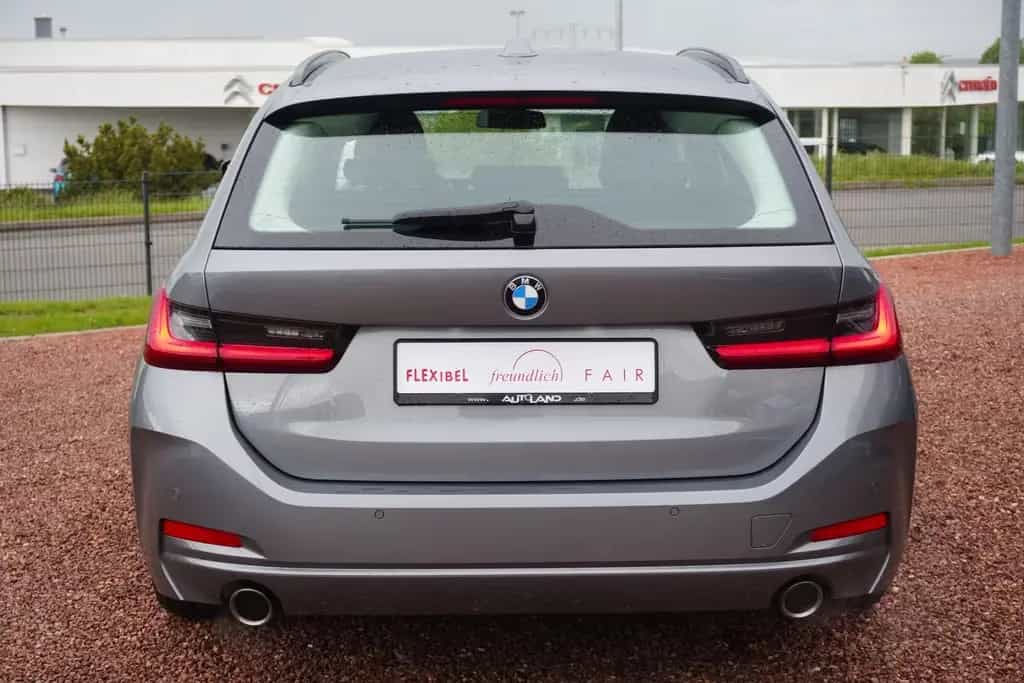 BMW 318 i Touring Aut. LED Navi Teilleder Sportsitze 02/2023-photo-4