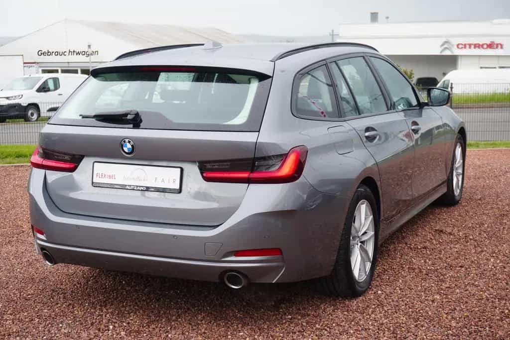 BMW 318 i Touring Aut. LED Navi Teilleder Sportsitze 02/2023-photo-5