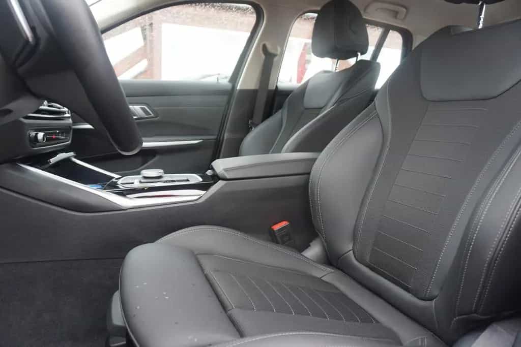 BMW 318 i Touring Aut. LED Navi Teilleder Sportsitze 02/2023-photo-8