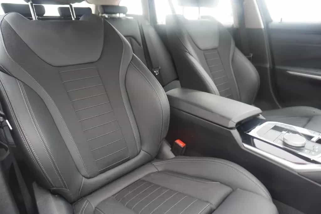 BMW 318 i Touring Aut. LED Navi Teilleder Sportsitze 02/2023-photo-9
