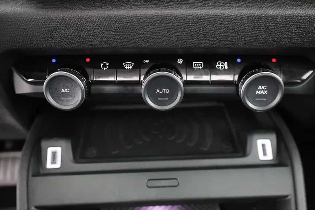 Citroën C4 PureTech 130 Aut. LED ACC Navi Pano 08/2024-photo-11