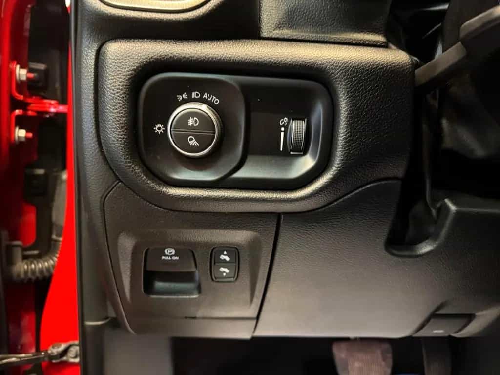 Dodge RAM 1500 5.7 Punisher Edit. / 4x4 / LED / 12" DP 07/2022-photo-23