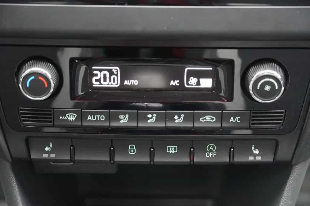 Skoda Rapid Spaceback 1.0 TSI Bi-Xenon Navi SmartLink 03/2018-photo-21