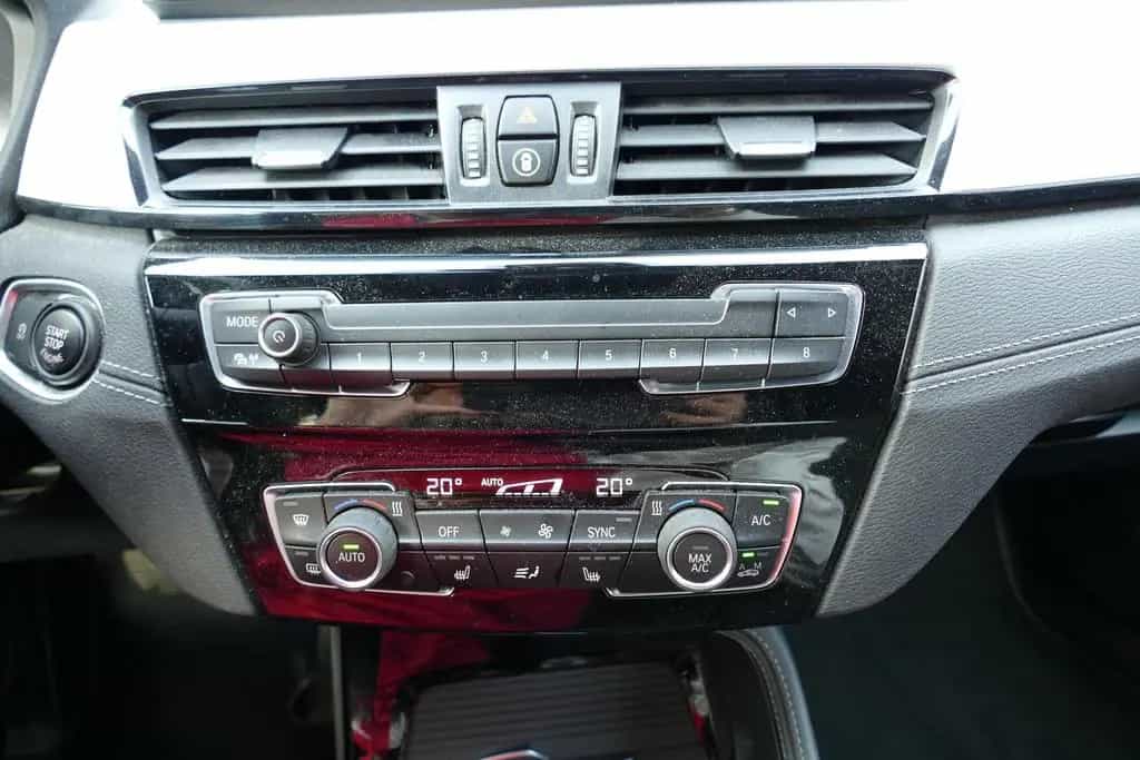 BMW X2 sDrive 18 i LED Navi Tempomat AHK Sitzheizung 01/2020-photo-17