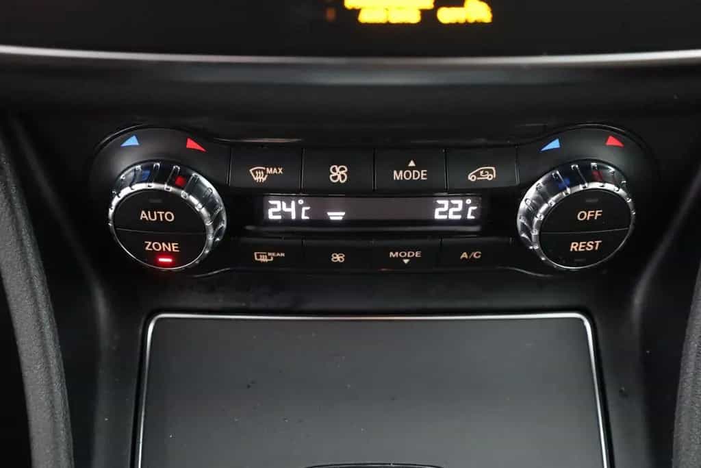 Mercedes-Benz GLA 180 AMG Line Aut. LED Navi 360° Leder PDC 01/2019-photo-12