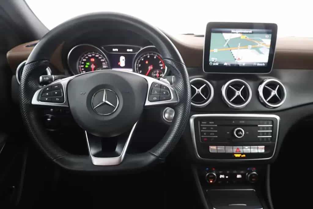Mercedes-Benz GLA 180 AMG Line Aut. LED Navi 360° Leder PDC 01/2019-photo-9