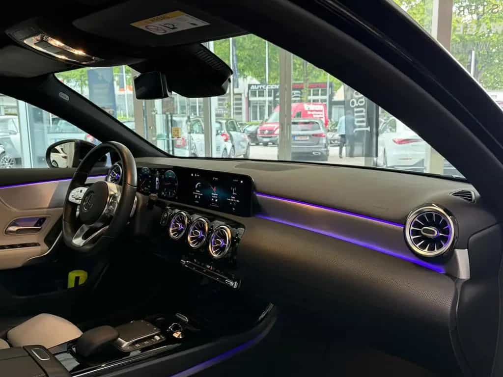 Mercedes-Benz A 220 d AMG DISTR+HUD+MBEAM+360°+KEYLESS+18"+FAP 10/2020-photo-13