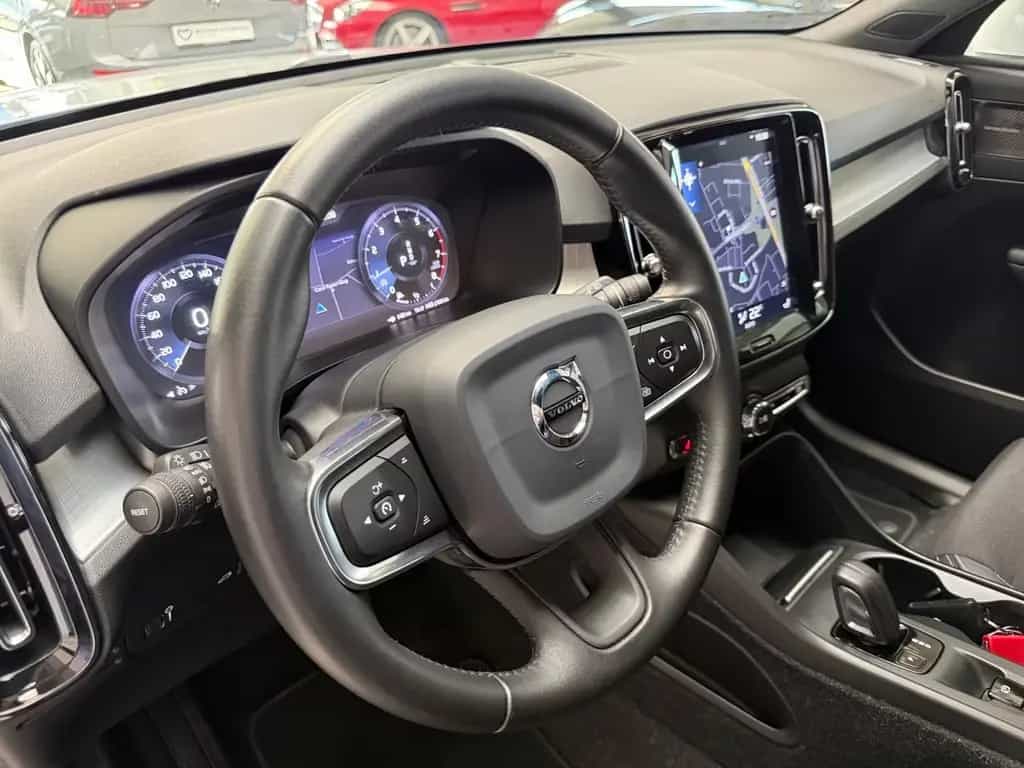 Volvo XC40 MOMENTUM AUTOMAT+NAVI+LED+KAMERA+HARMAN+TÜV 06/2020-photo-5
