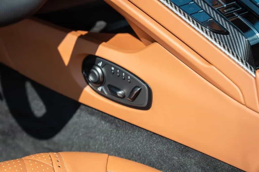 Aston Martin DB12 4.0 V8 null-photo-28