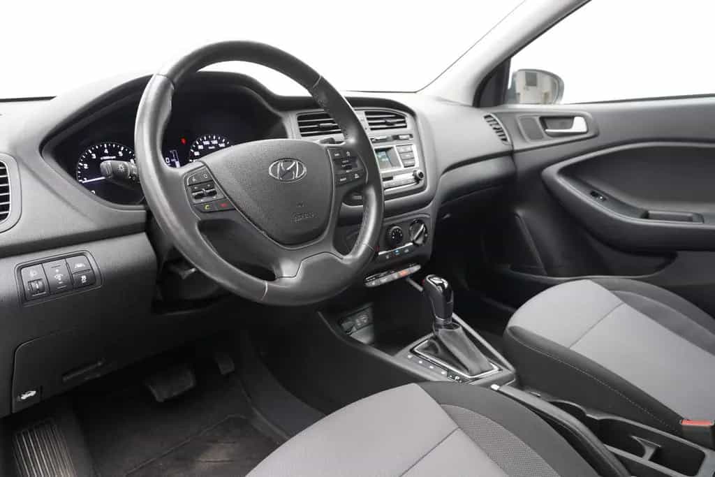 Hyundai i20 Trend Automatik Klima Tempomat PDC SHZ Temp. 03/2018-photo-14
