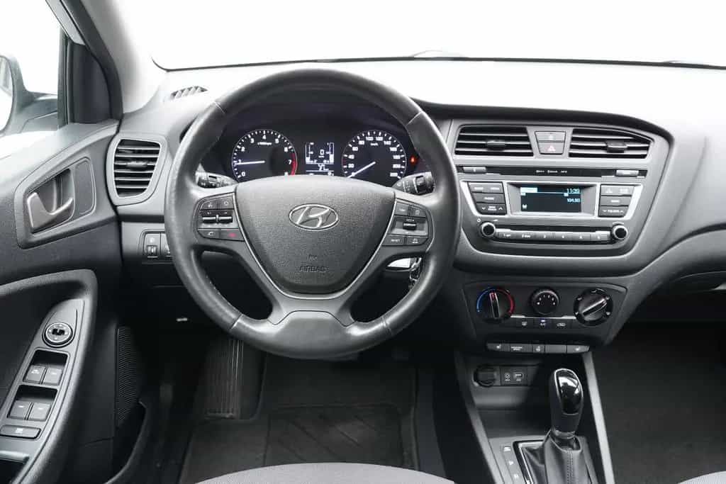Hyundai i20 Trend Automatik Klima Tempomat PDC SHZ Temp. 03/2018-photo-15