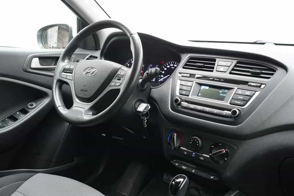 Hyundai i20 Trend Automatik Klima Tempomat PDC SHZ Temp. 03/2018-photo-17