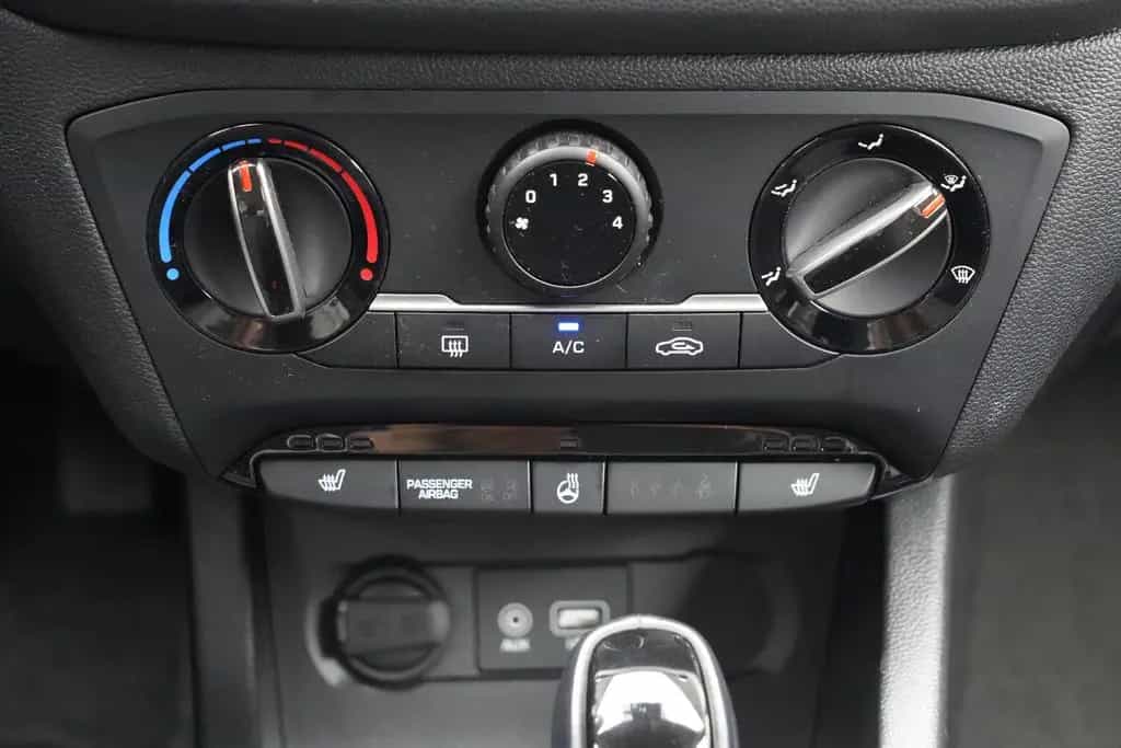 Hyundai i20 Trend Automatik Klima Tempomat PDC SHZ Temp. 03/2018-photo-26