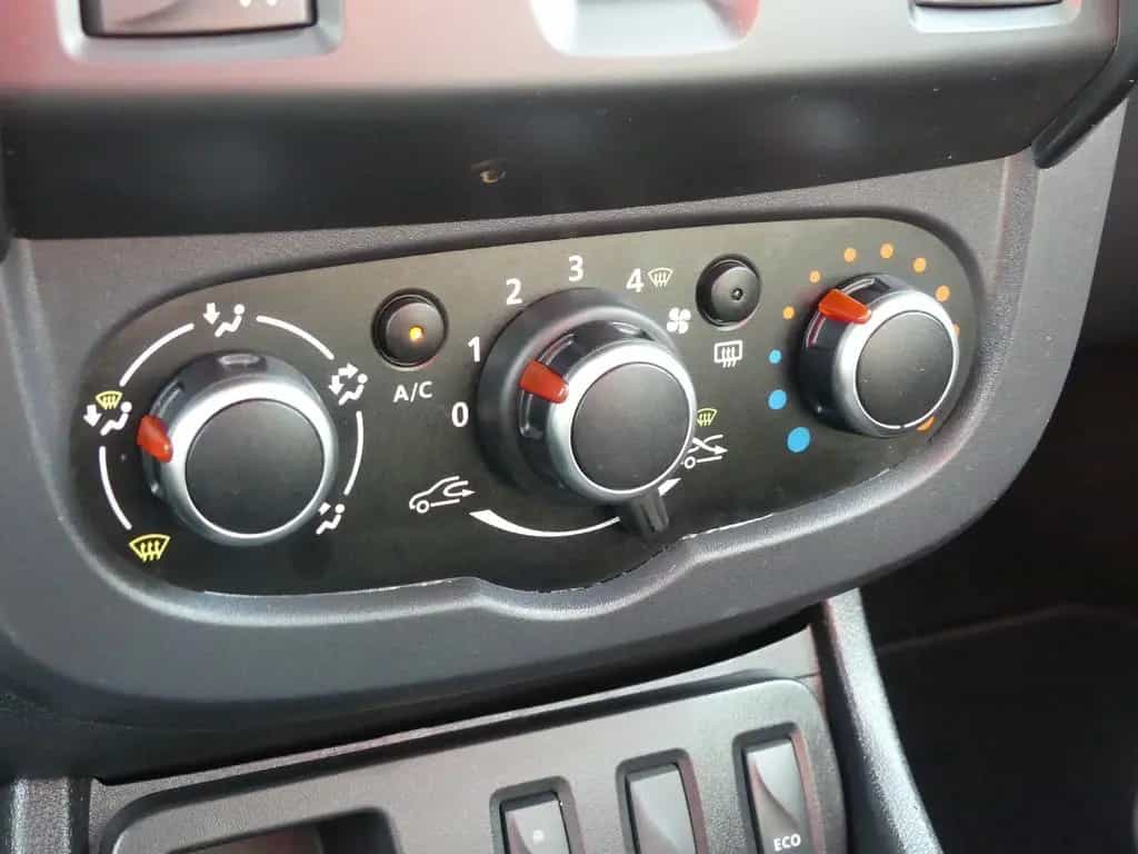 Dacia Duster 1.2 Laureate 4x2 Klima Tempomat USB AUX 09/2017-photo-13