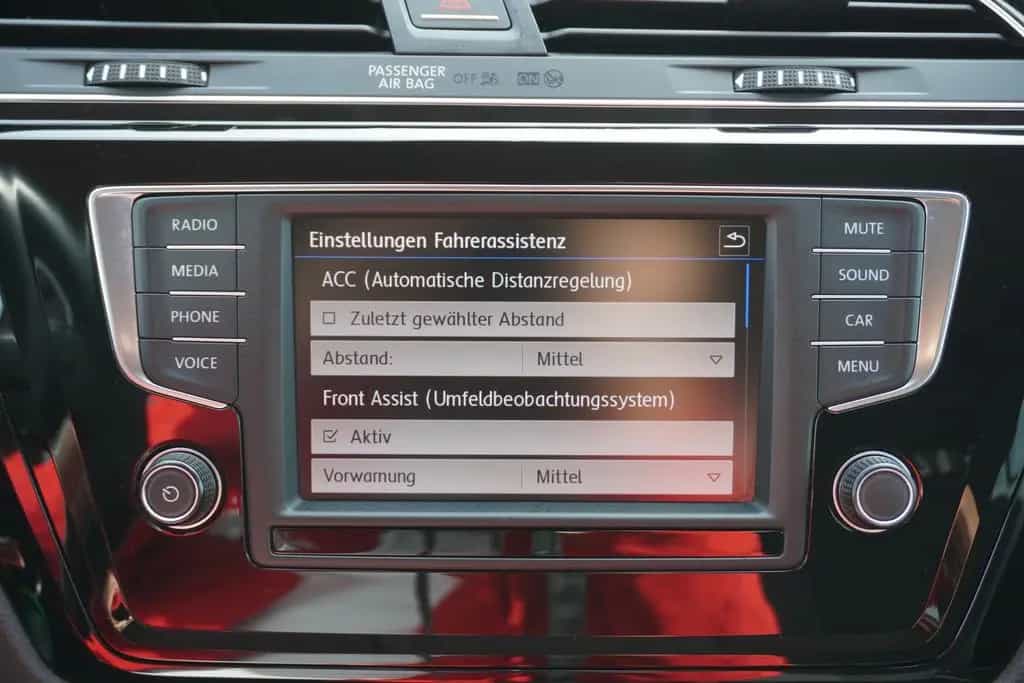 Volkswagen Touran 1.8 Highline Totwinkel ACC AHK Spurhalte 01/2017-photo-26