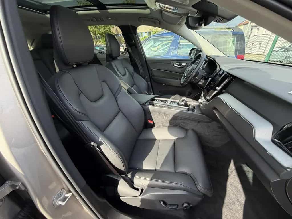 Volvo XC60 B4 B Plus Dark 2WD | AHK | PANO | Key-Go 02/2024-photo-10