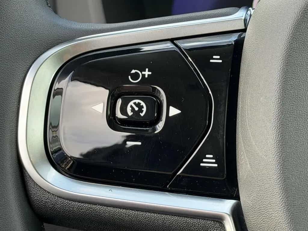 Volvo XC60 B4 B Plus Dark 2WD | AHK | PANO | Key-Go 02/2024-photo-13