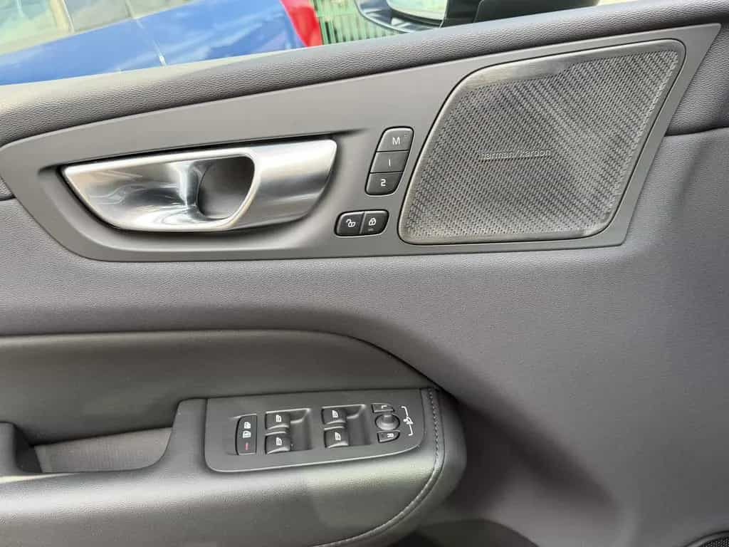 Volvo XC60 B4 B Plus Dark 2WD | AHK | PANO | Key-Go 02/2024-photo-19