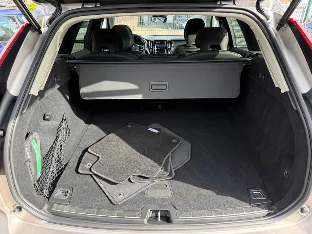 Volvo XC60 B4 B Plus Dark 2WD | AHK | PANO | Key-Go 02/2024-photo-28