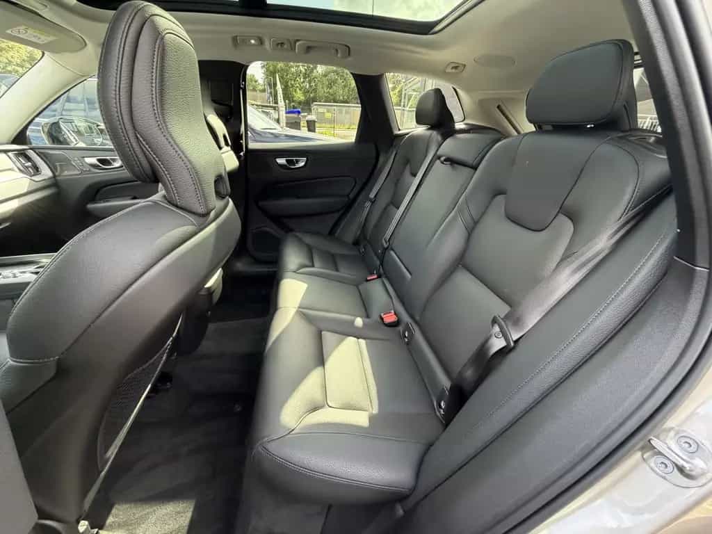 Volvo XC60 B4 B Plus Dark 2WD | AHK | PANO | Key-Go 02/2024-photo-8