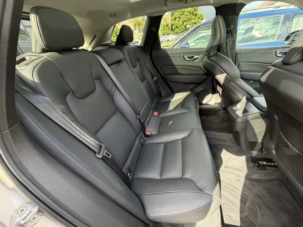 Volvo XC60 B4 B Plus Dark 2WD | AHK | PANO | Key-Go 02/2024-photo-9