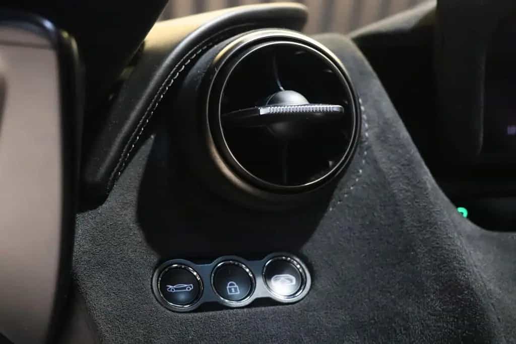 McLaren 720S Performance - Carbon Pack 1,2,3 - Lift -B&W 10/2017-photo-11