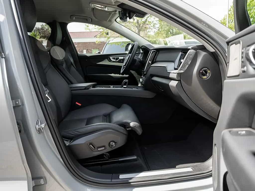 Volvo XC60 B4 Plus Dark 03/2024-photo-1