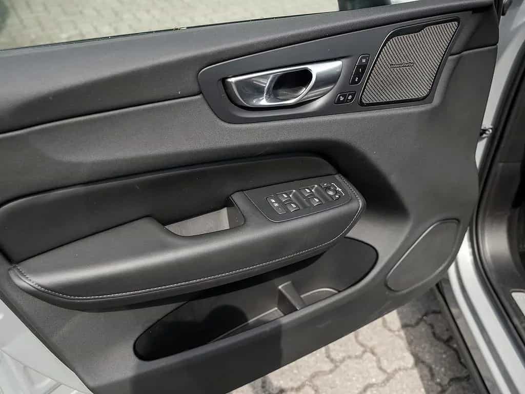 Volvo XC60 B4 Plus Dark 03/2024-photo-18