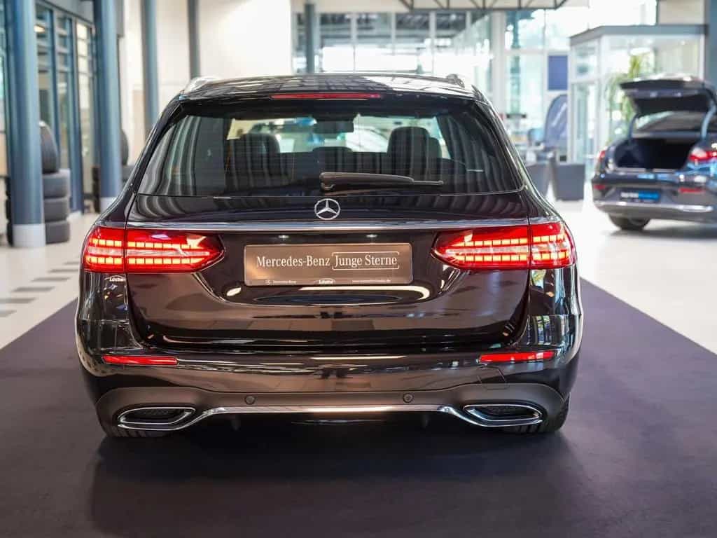 Mercedes-Benz E-Class d T AMG Line Schiebedach AHK Kamera Totwin 11/2021-photo-3