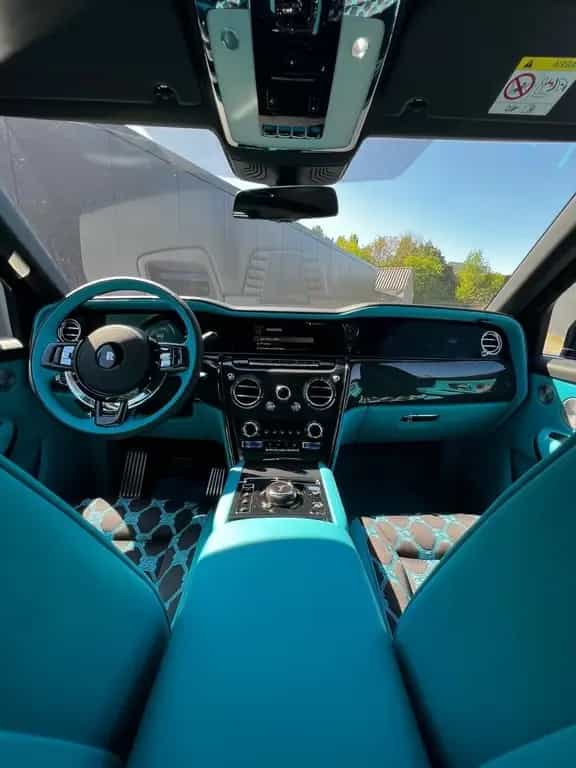 Rolls-Royce Cullinan Black Badge Cullinan 02/2026-photo-4