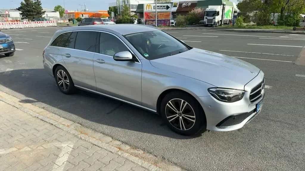Mercedes-Benz E 200 8fach*AHK*MBUX*LED*Avantgarde*Business*Parktro 12/2021-photo-0