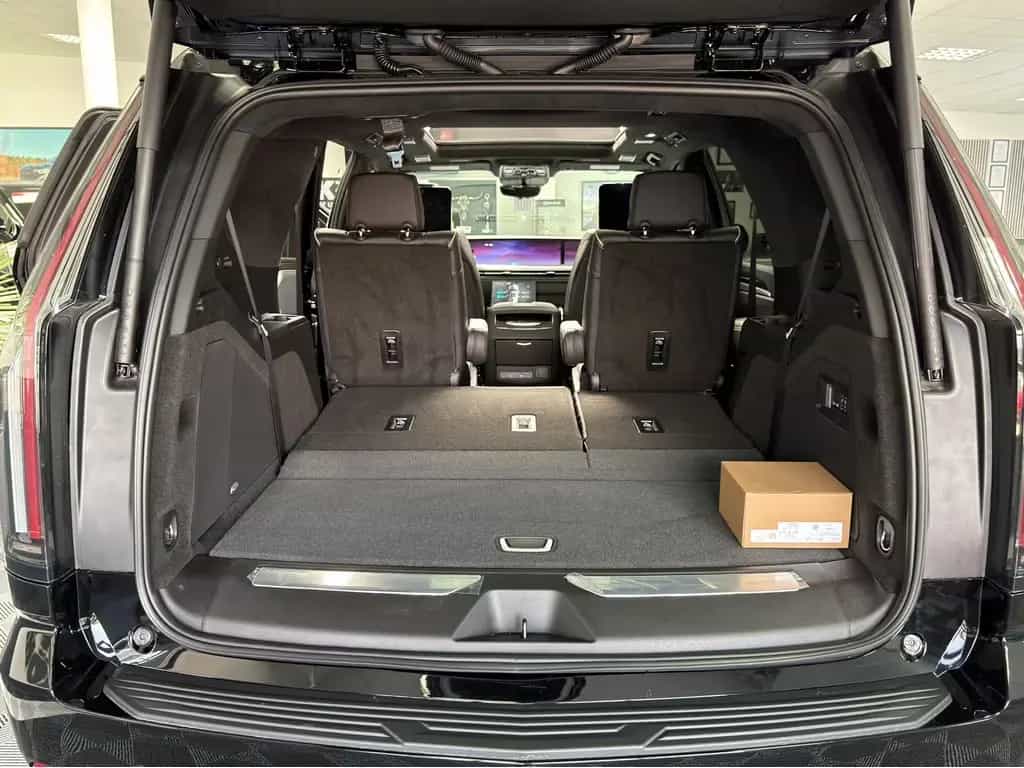 Cadillac Escalade Sport Platinum Black SUV 2026 22" AKG V null-photo-12
