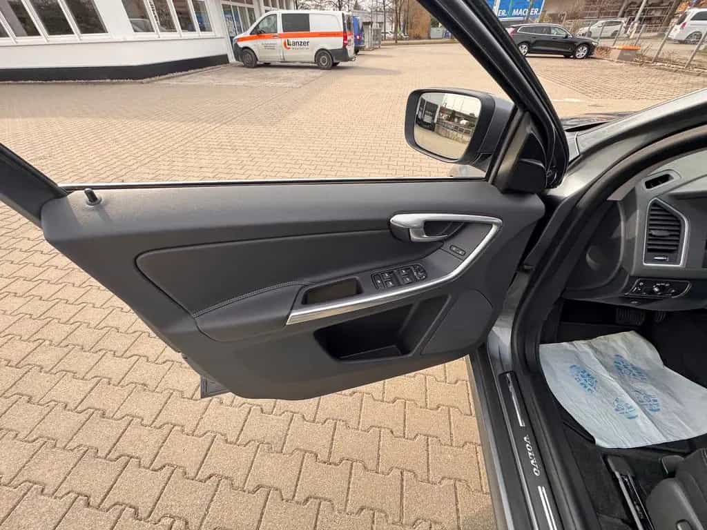 Volvo XC60 Momentum Leder Navi AWD Kamera 01/2017-photo-11