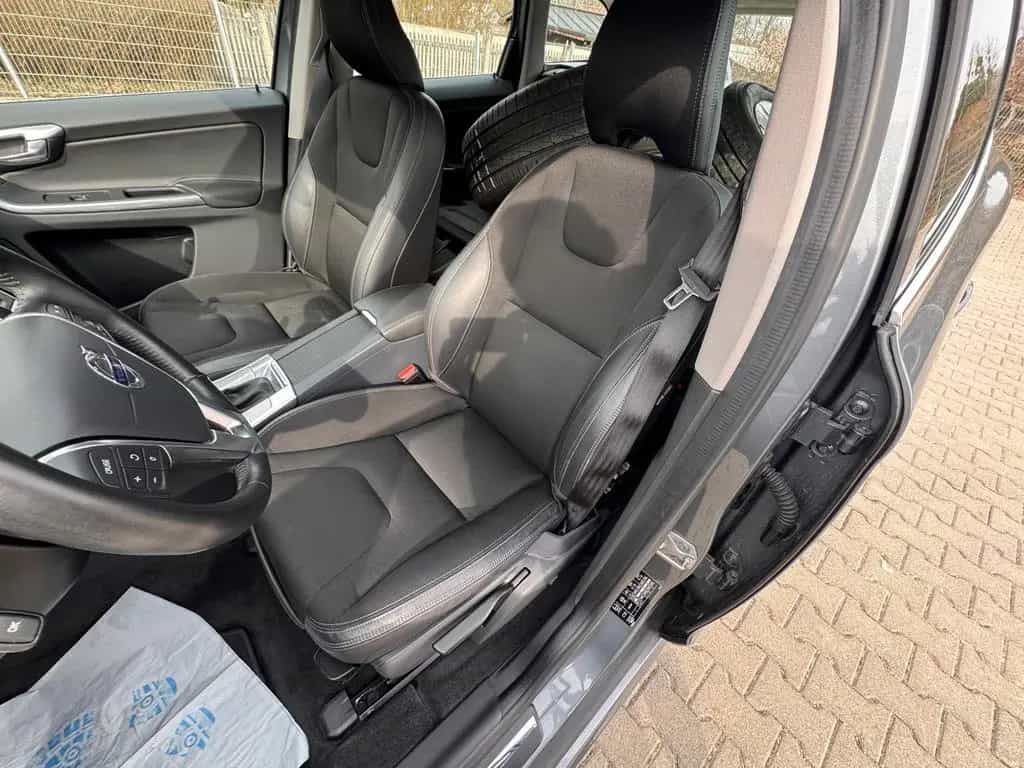 Volvo XC60 Momentum Leder Navi AWD Kamera 01/2017-photo-9