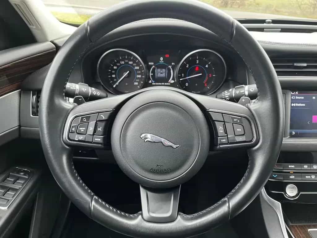 Jaguar XF Prestige 30d Injektoren NEU 04/2017-photo-9