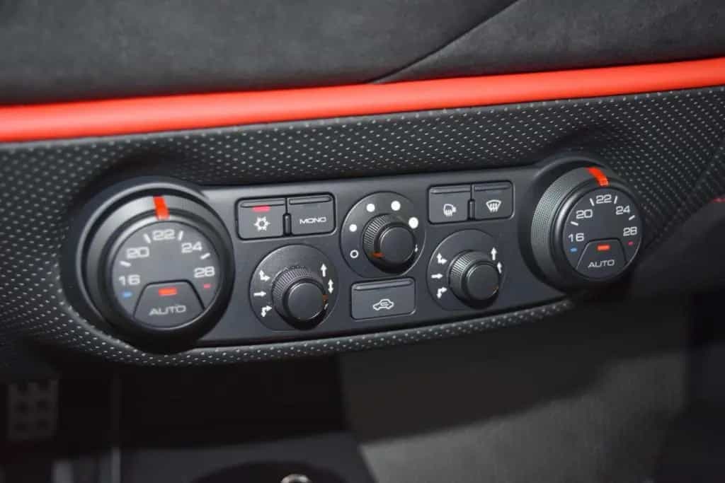Ferrari 488 Pista Pista Piloti Lifting TailorMade Carbon 08/2019-photo-9