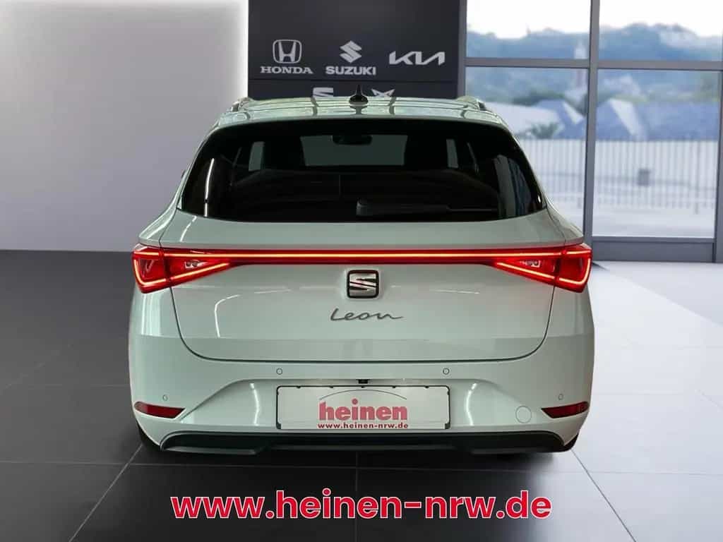 Seat Leon Sportstourer 1.5 eTSI Xcellence DSG LED 03/2022-photo-4