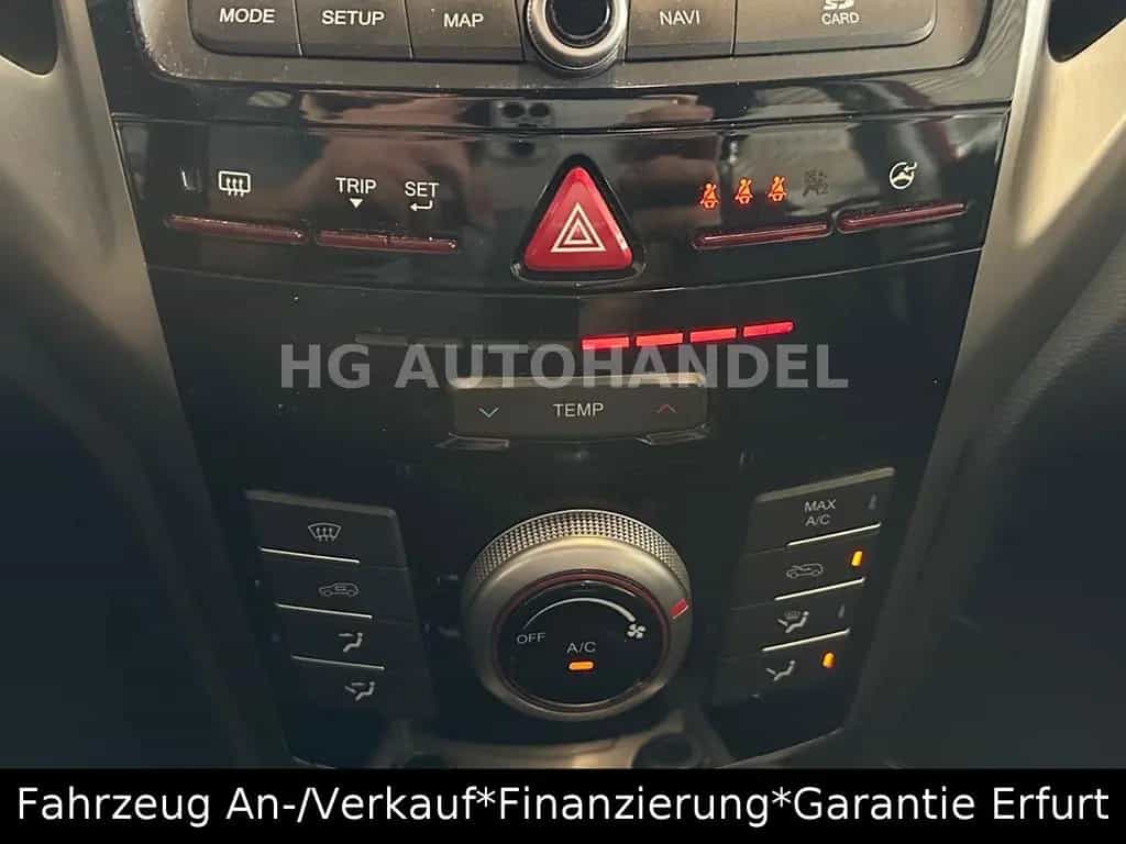 Ssangyong Tivoli 1.6 Scheckheft Kamera Navi 04/2016-photo-28