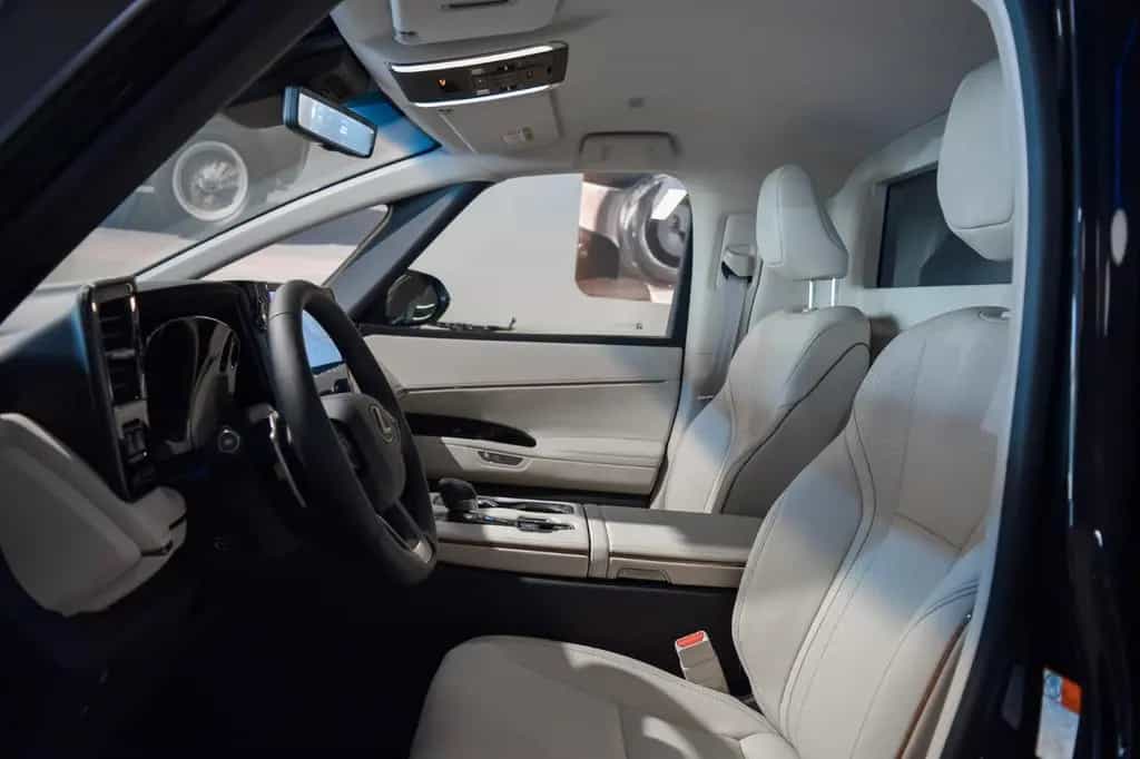 Lexus LM 350h Luxury Light Beige 4 seats 05/2025-photo-4