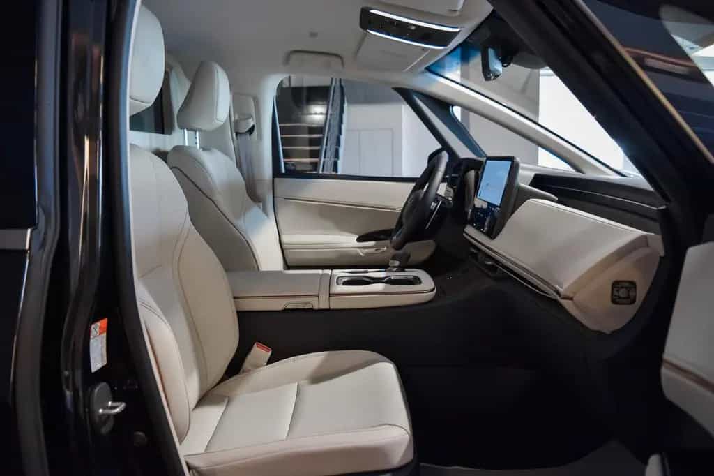 Lexus LM 350h Luxury Light Beige 4 seats 05/2025-photo-5