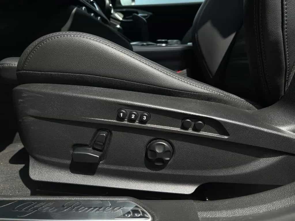 Alfa Romeo Giulia Veloce Q4 PANORAMA+SPORTSITZE+ACC+LEDER 05/2024-photo-18