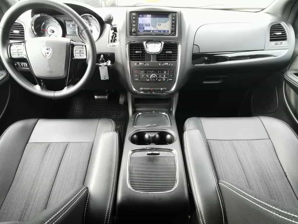 Lancia Voyager S 1-Hand 7-Sitze Navi TÜV Neu+Garantie 04/2015-photo-2