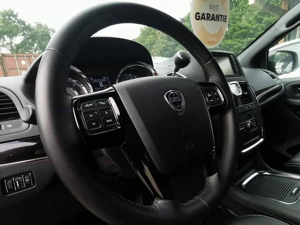 Lancia Voyager S 1-Hand 7-Sitze Navi TÜV Neu+Garantie 04/2015-photo-3