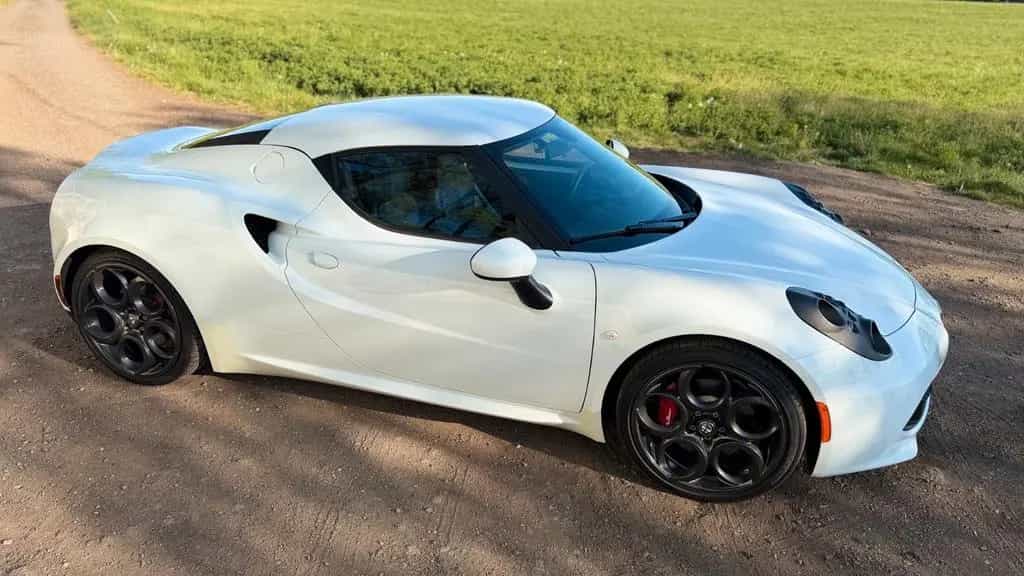 Alfa Romeo 4C , low mileage, VAT reclaimable 06/2016-photo-13
