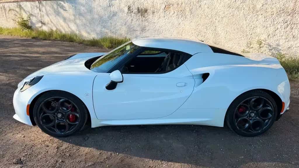 Alfa Romeo 4C , low mileage, VAT reclaimable 06/2016-photo-9