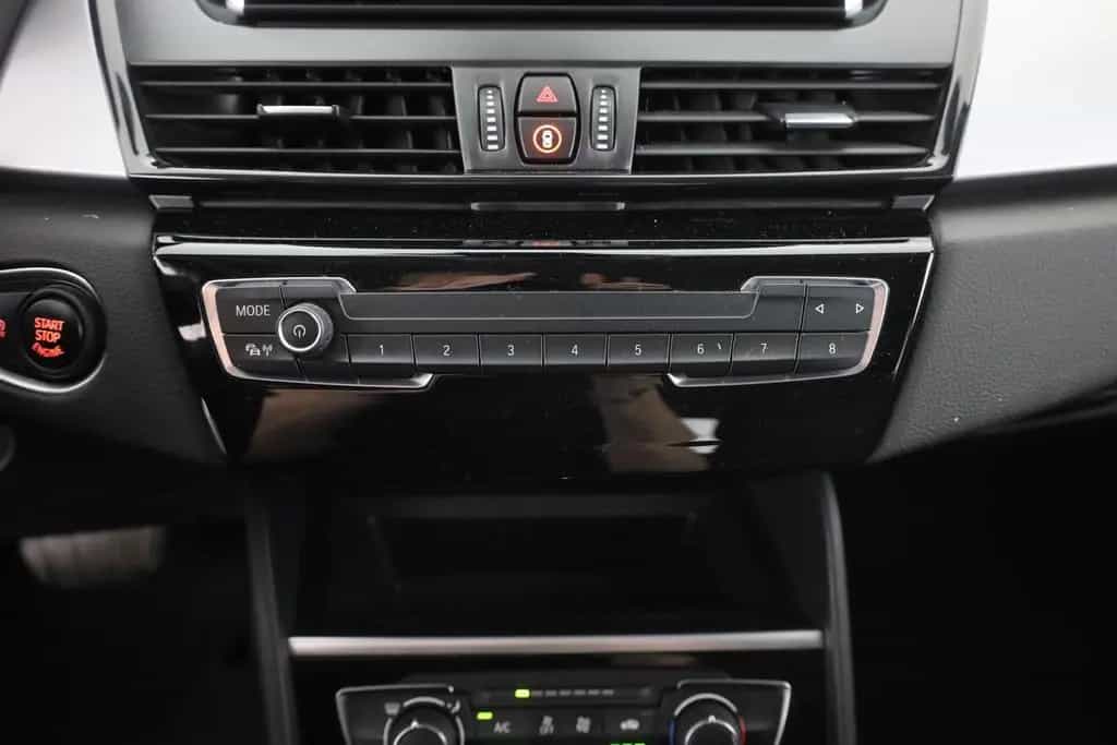 BMW 218 i Active Tourer LED Navi Sitzheizung PDC DAB 02/2018-photo-11