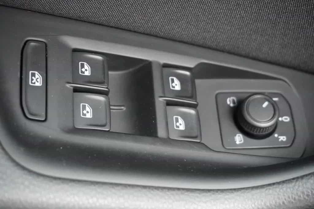 Volkswagen Passat Variant 1.5 TSI DSG Business LED AHK Navi 01/2020-photo-32