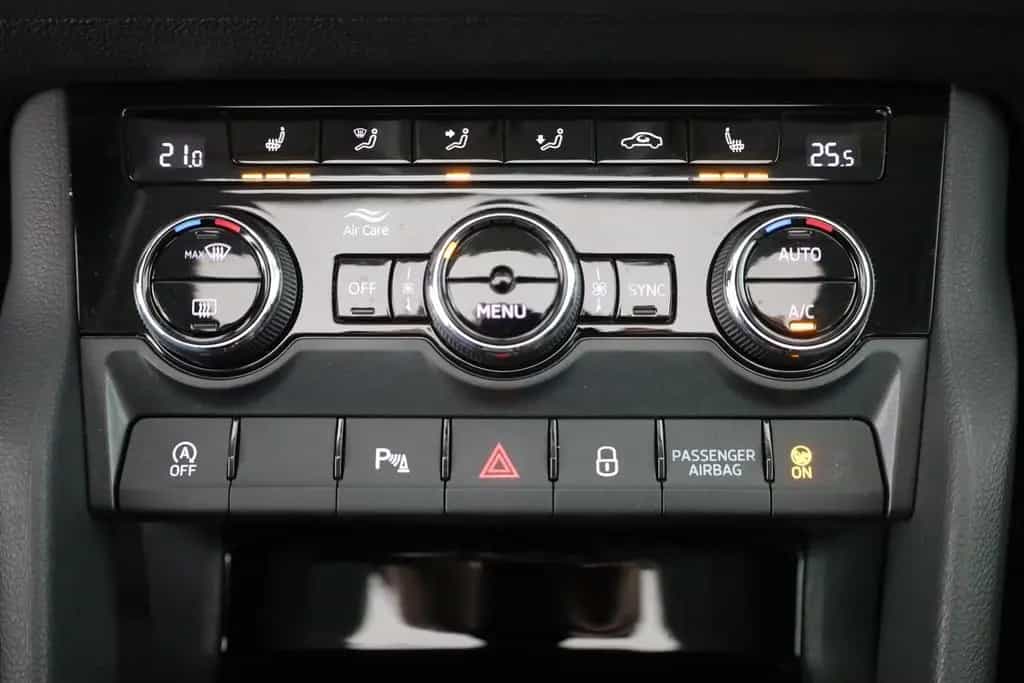 Skoda Karoq 1.5 TSI DSG Clever LED Navi Panorama AHK 04/2021-photo-11
