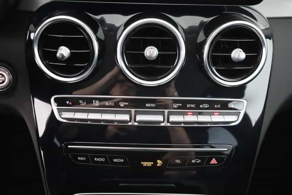 Mercedes-Benz C 300 C300 T Avantgarde LED Navi Kamera Tempomat AHK 08/2018-photo-11