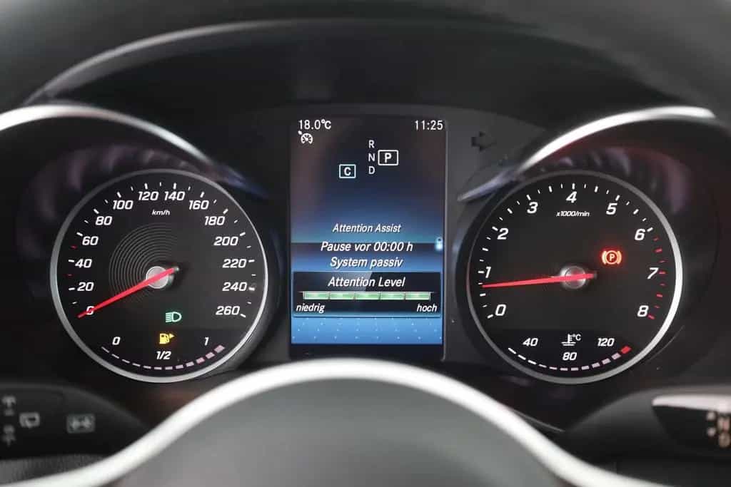 Mercedes-Benz C 300 C300 T Avantgarde LED Navi Kamera Tempomat AHK 08/2018-photo-17